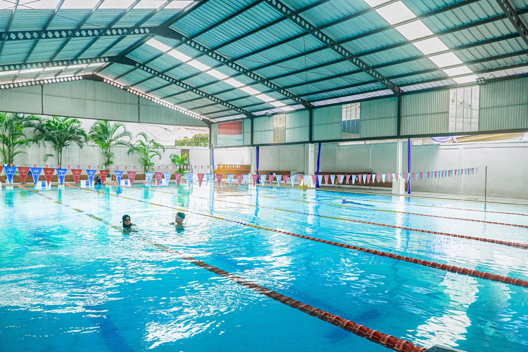 Kolam Renang Adhyaksa Club dengan enam jalur latihan