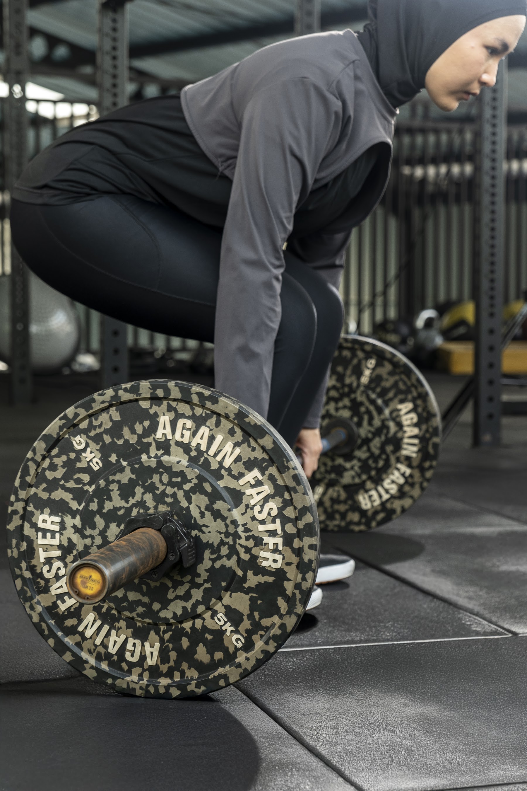 Peserta melakukan deadlift di Gym Arena Adhyaksa Club