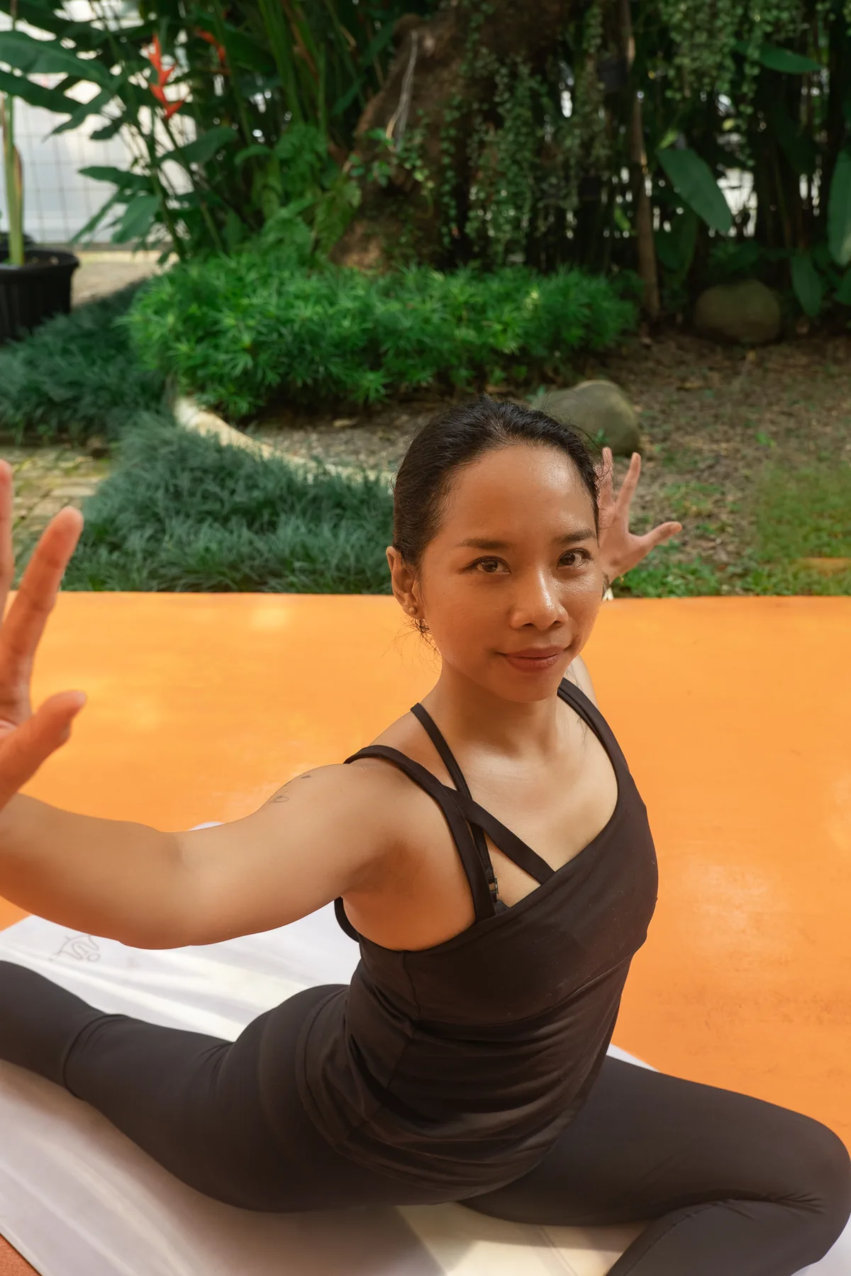 Coach Yoga Adhyaksa Club berlatih dengan wajah terlihat jelas