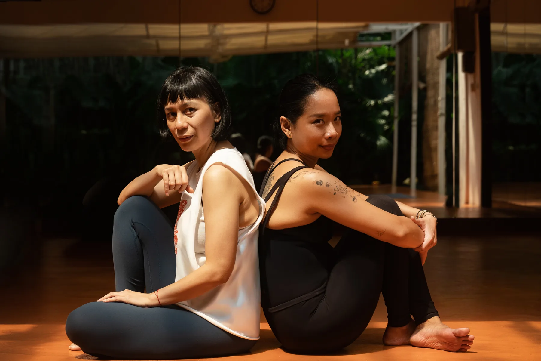 Coach Yoga Adhyaksa Club berlatih bersama di ruang terbuka